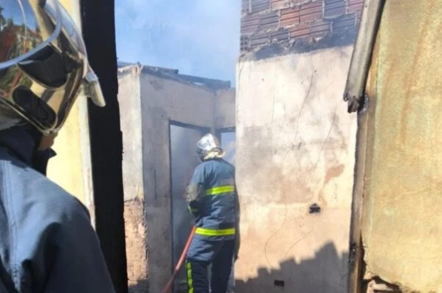 Incêndio atinge residência desocupada no Jardim Esmeralda e mobiliza brigadistas