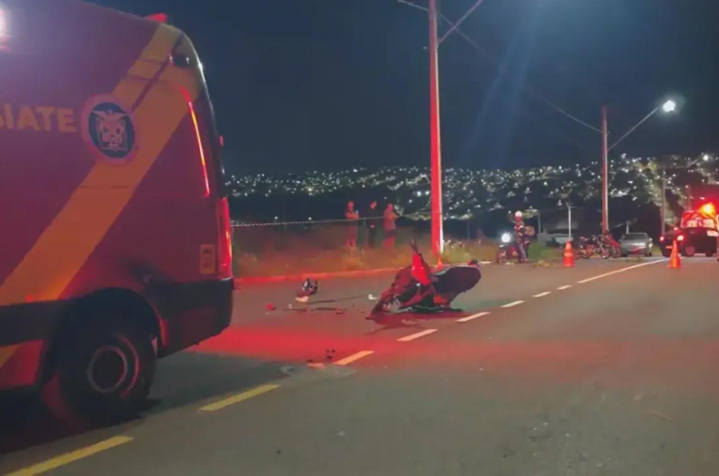 Motociclista morre após colisão frontal com carro em Cambé; motorista foge sem prestar socorro