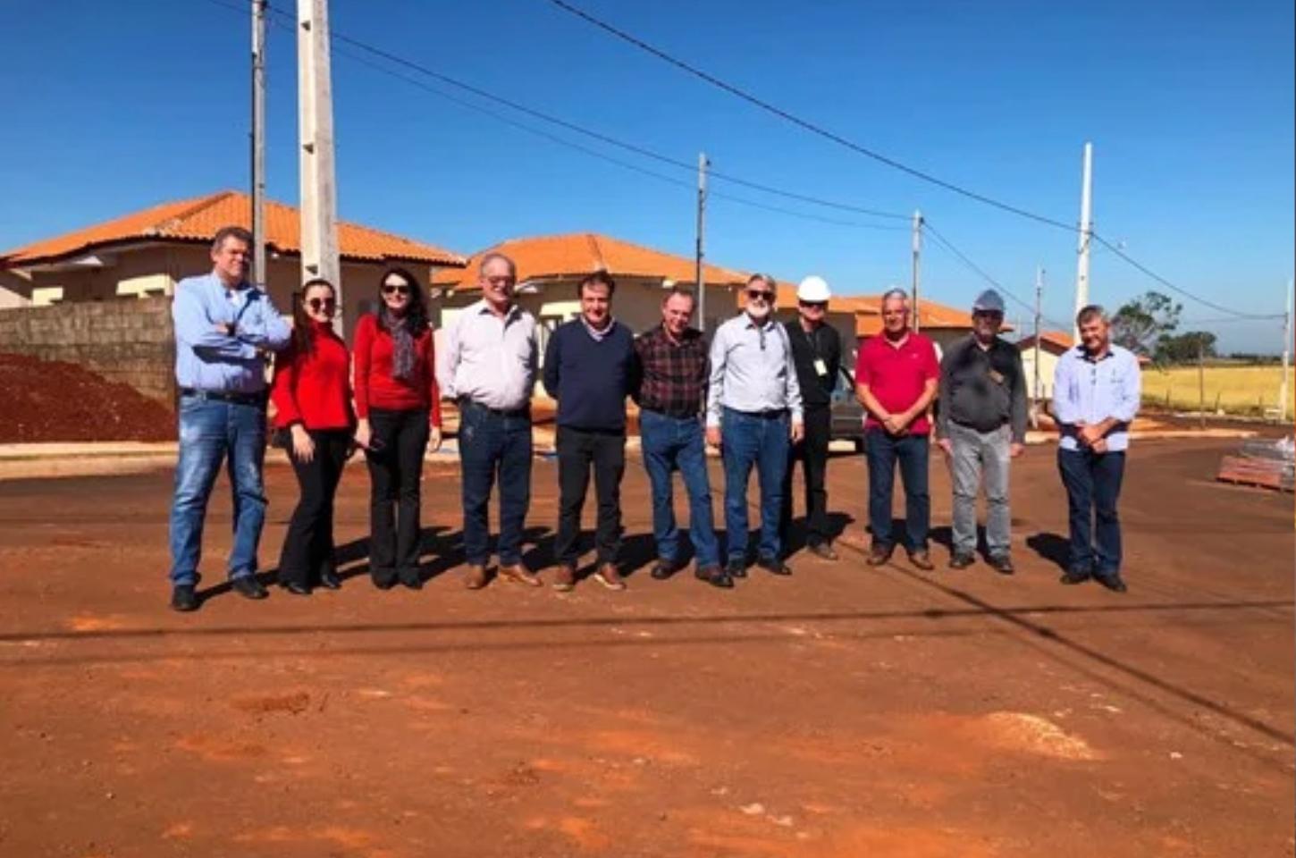 Prefeitura e Cohapar acompanham andamento das obras de 75 casas do Programa Vida Nova em Jandaia do Sul