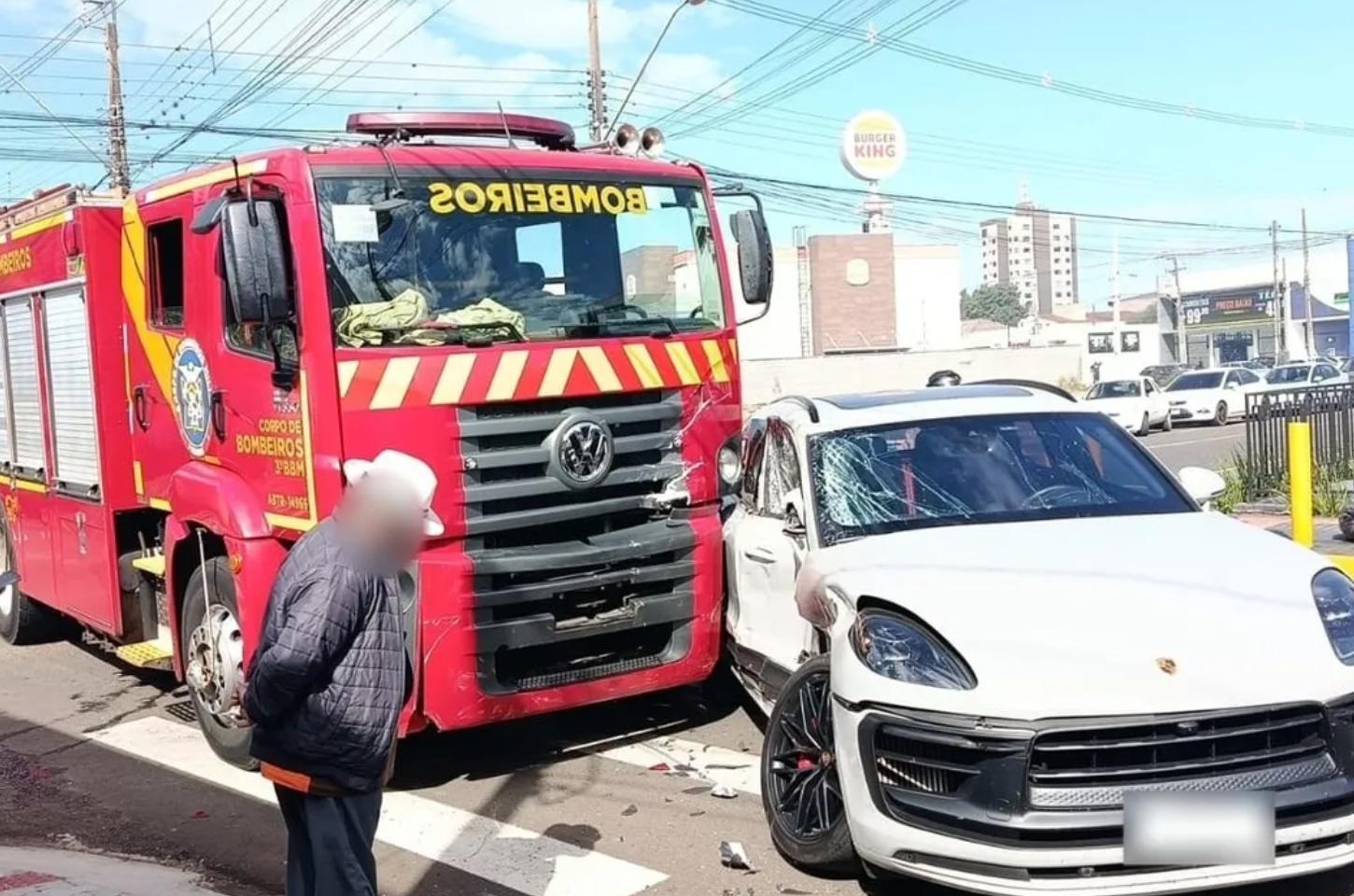 Viatura do Corpo de Bombeiros colide com Porsche durante atendimento de emergência em Arapongas