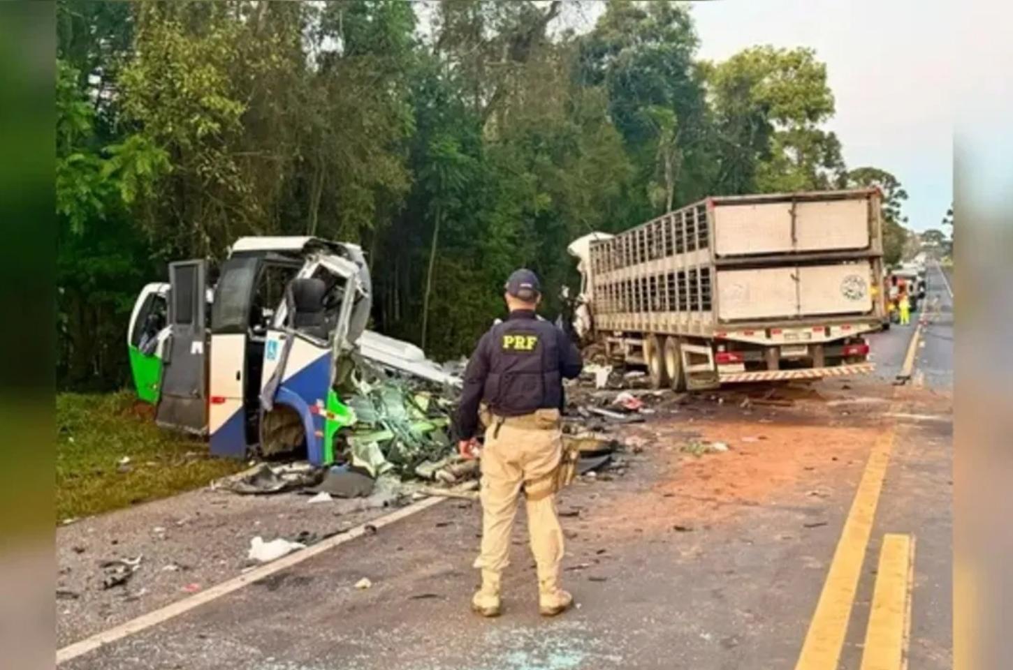 Acidente entre micro-ônibus e caminhão deixa 23 mortos na PR-353, em Ipiranga