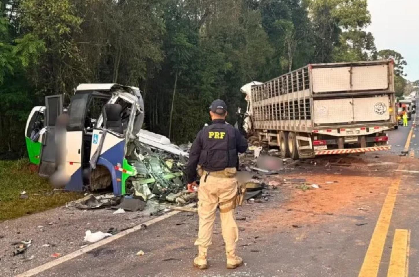 Acidente entre micro-ônibus e carreta deixa 23 mortos em Ipiranga, no Paraná