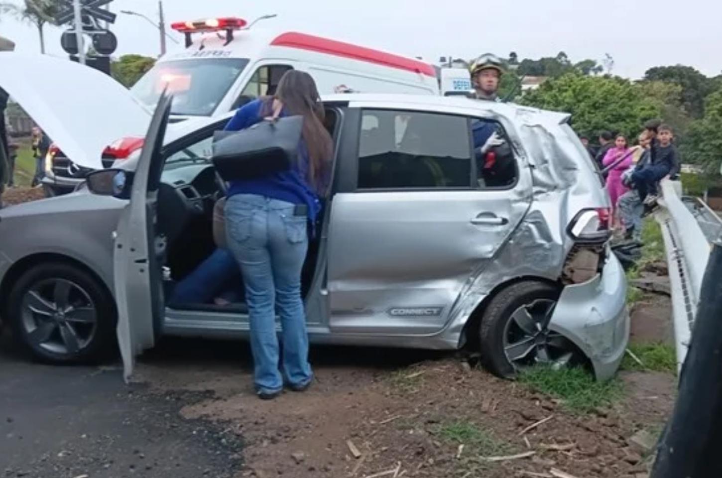 Acidente entre trem e VW Fox interrompe trânsito no trevo do Panela de Pedra