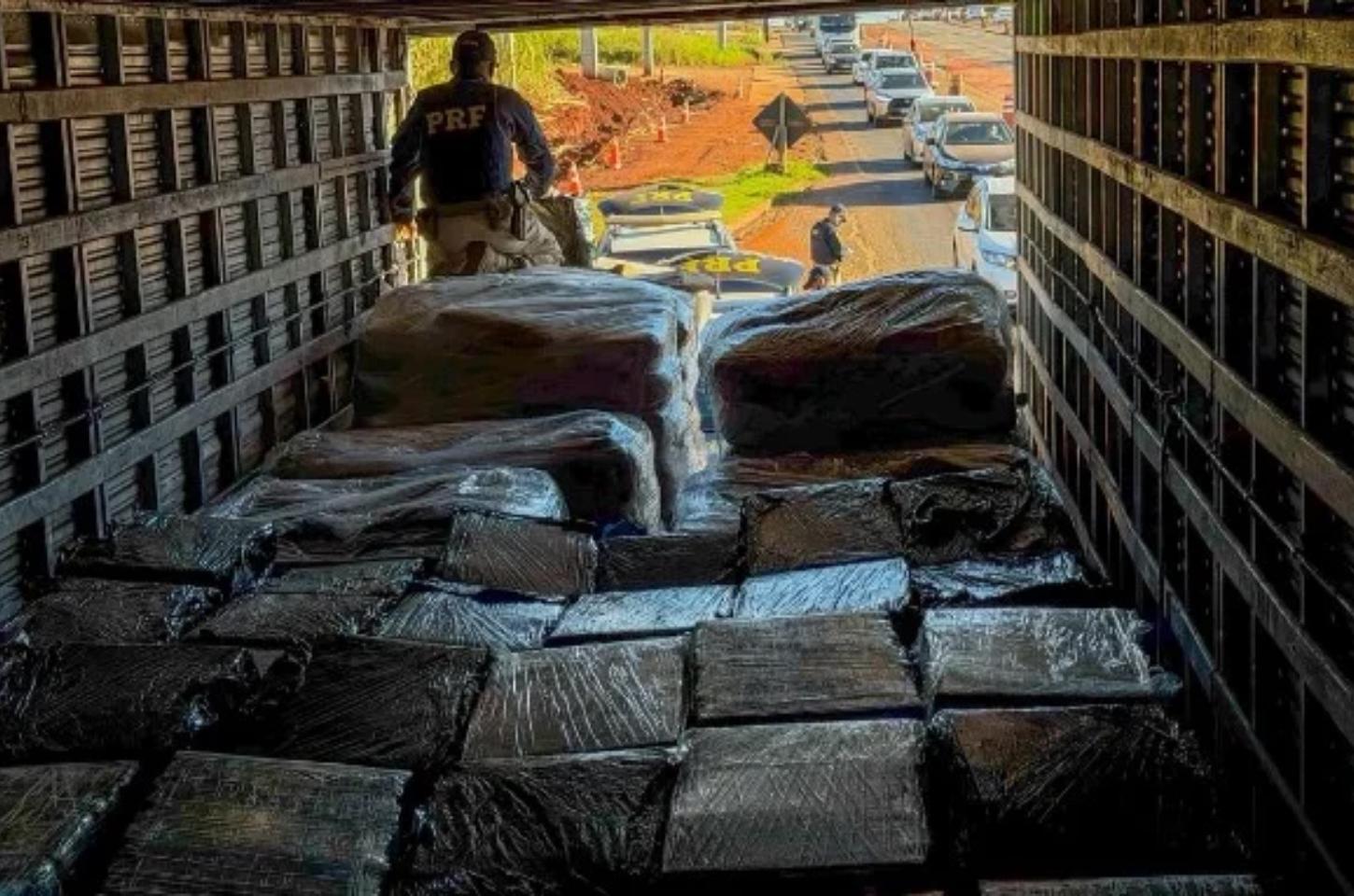 PRF apreende mais de 4,3 toneladas de maconha escondidas em carga de soro de leite