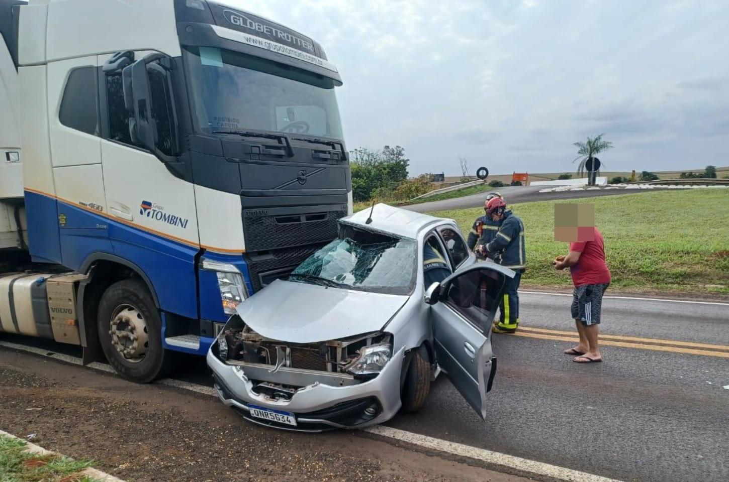 Acidente entre caminhão e carro é registrado na PR-082 em São João do Ivaí