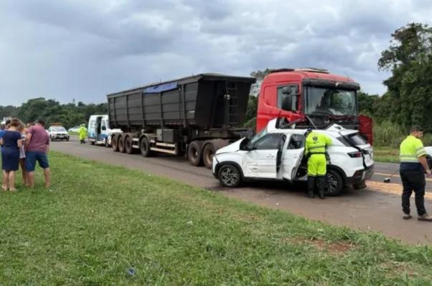 Carro bate na traseira de carreta na BR-376 em Jandaia do Sul
