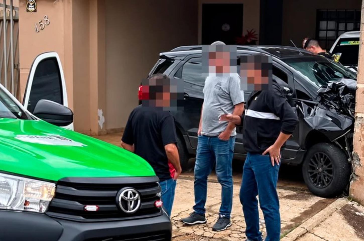 Carro invade garagem de residência após colisão no centro de Faxinal