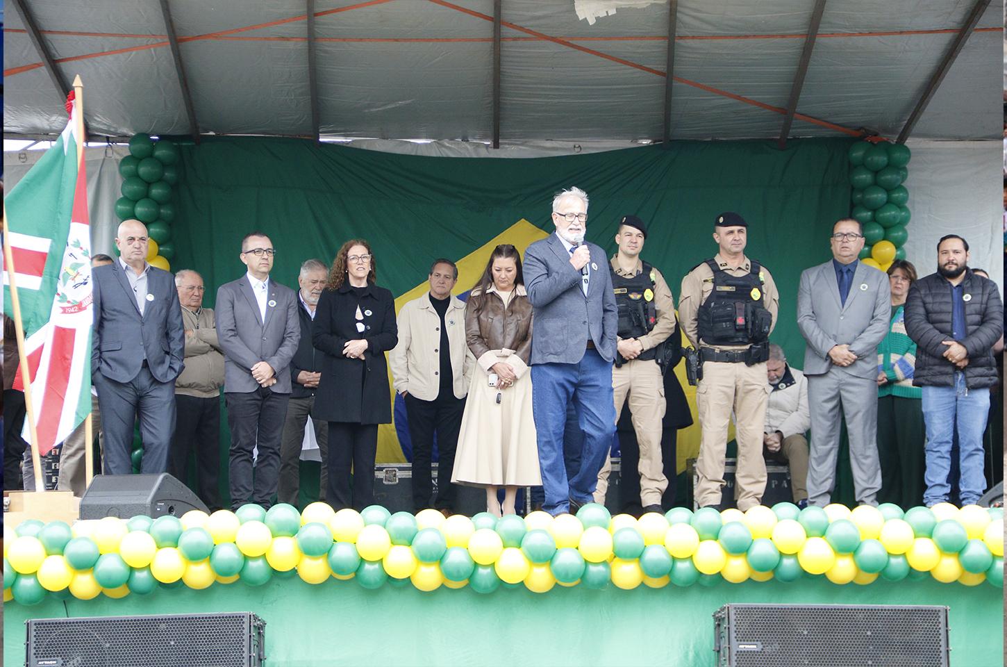 Desfile de 7 de Setembro reúne estudantes, entidades e famílias em Jandaia do Sul