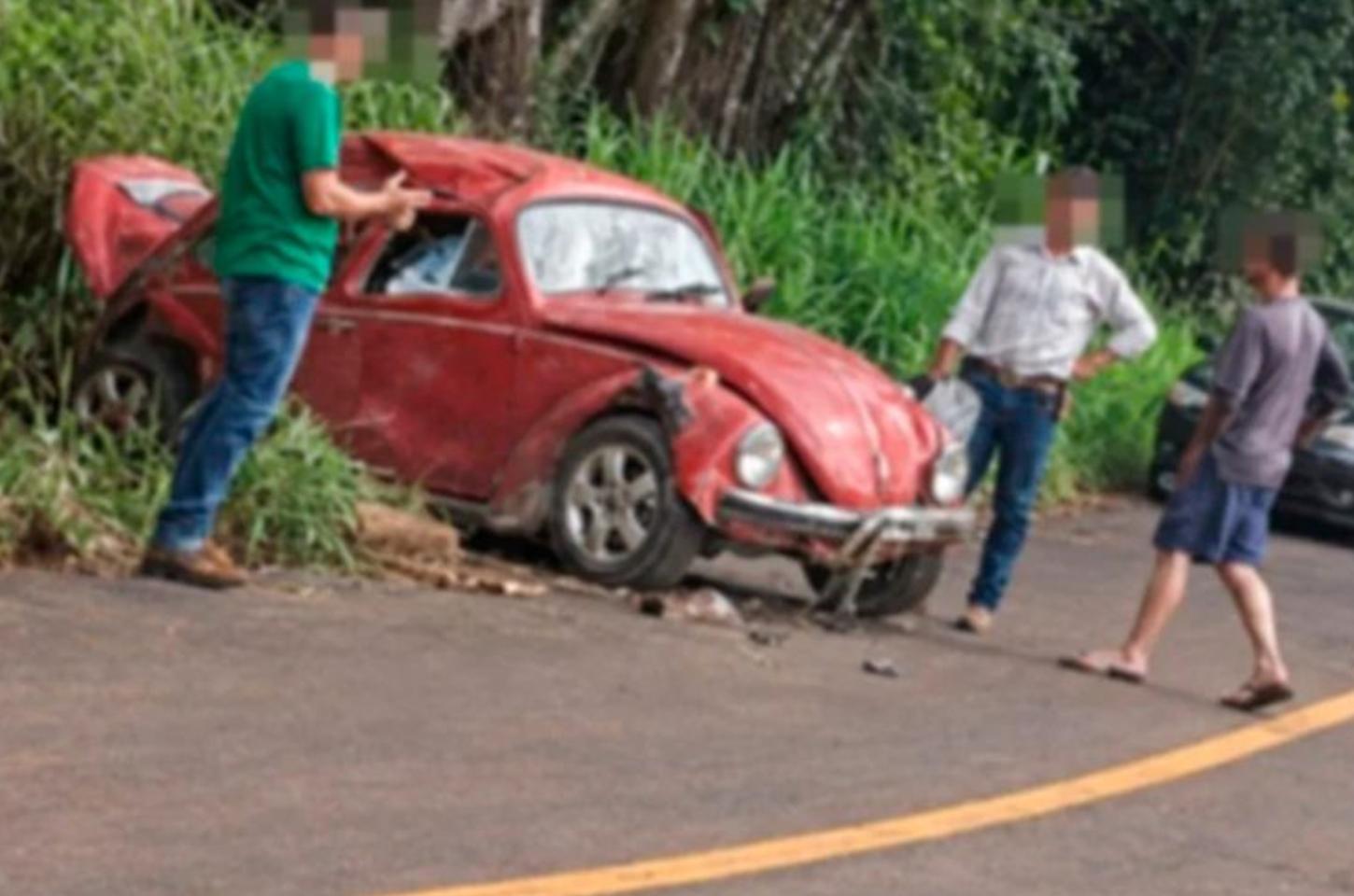 Fusca capota na Rodovia Nicolau Koltun e deixa mulher ferida em Ivaiporã