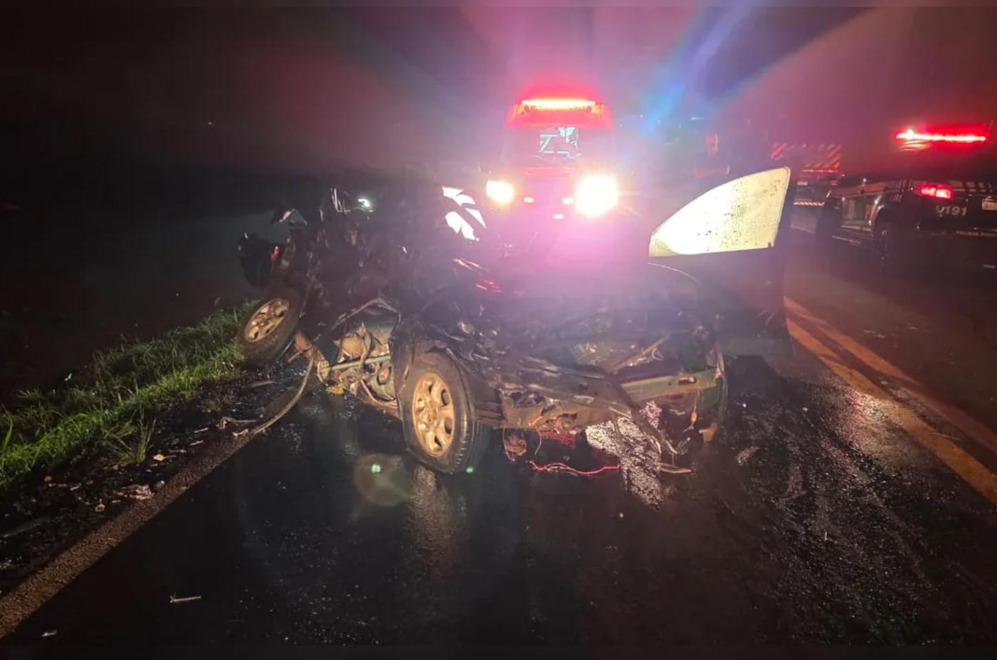 Motorista fica gravemente ferido após carro bater contra dois caminhões na BR-376, em Apucarana