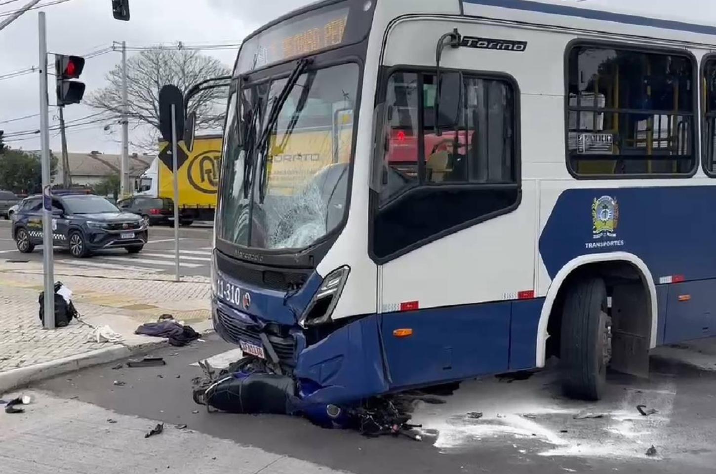 Ônibus atinge motocicleta na PR-444 e deixa duas pessoas feridas