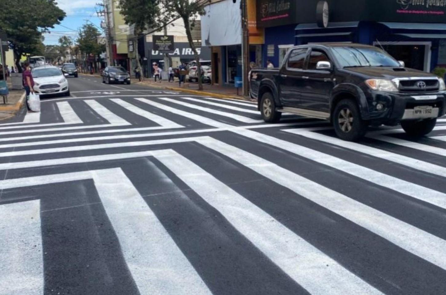 Pedestres relatam ameaça durante travessia em faixa no centro de Jandaia do Sul