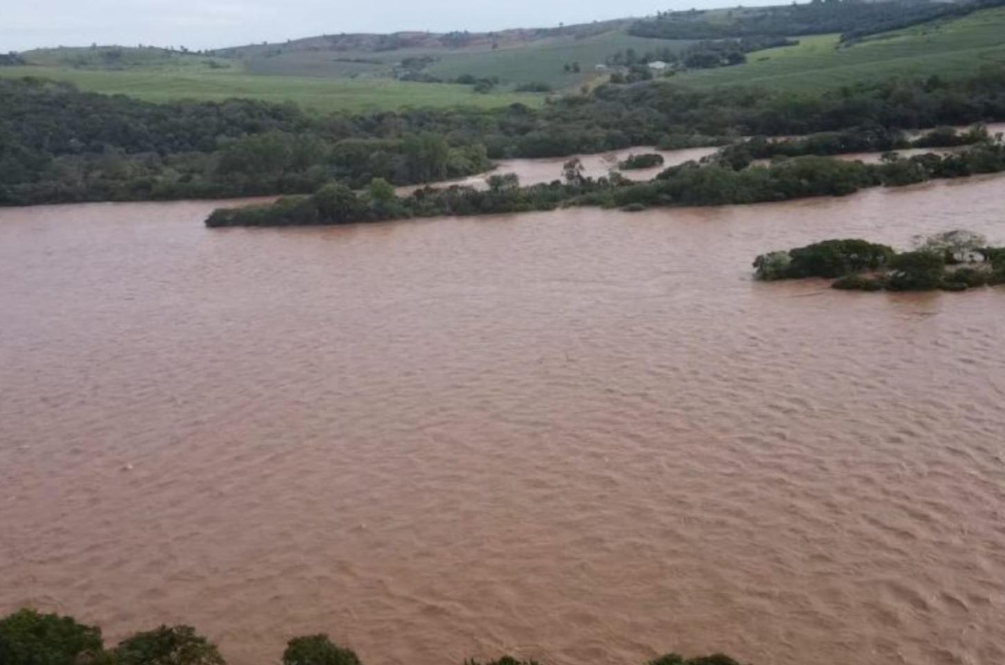 Rio Ivaí sobe cerca de seis metros e água se aproxima de casas em São João do Ivaí