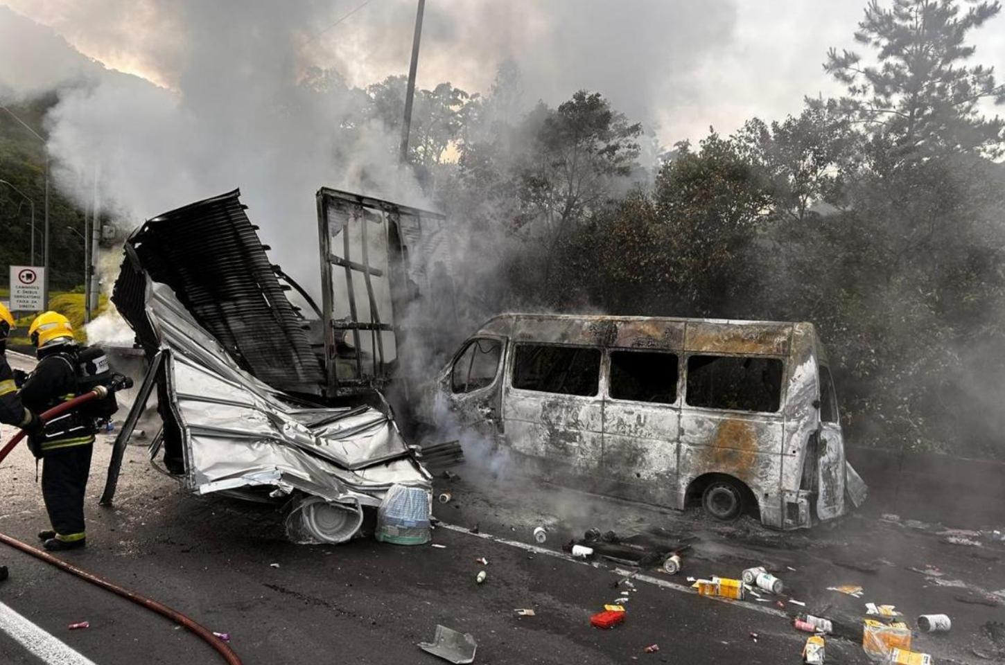 Van que transportava estudantes pega fogo e fica destruída em Apucarana
