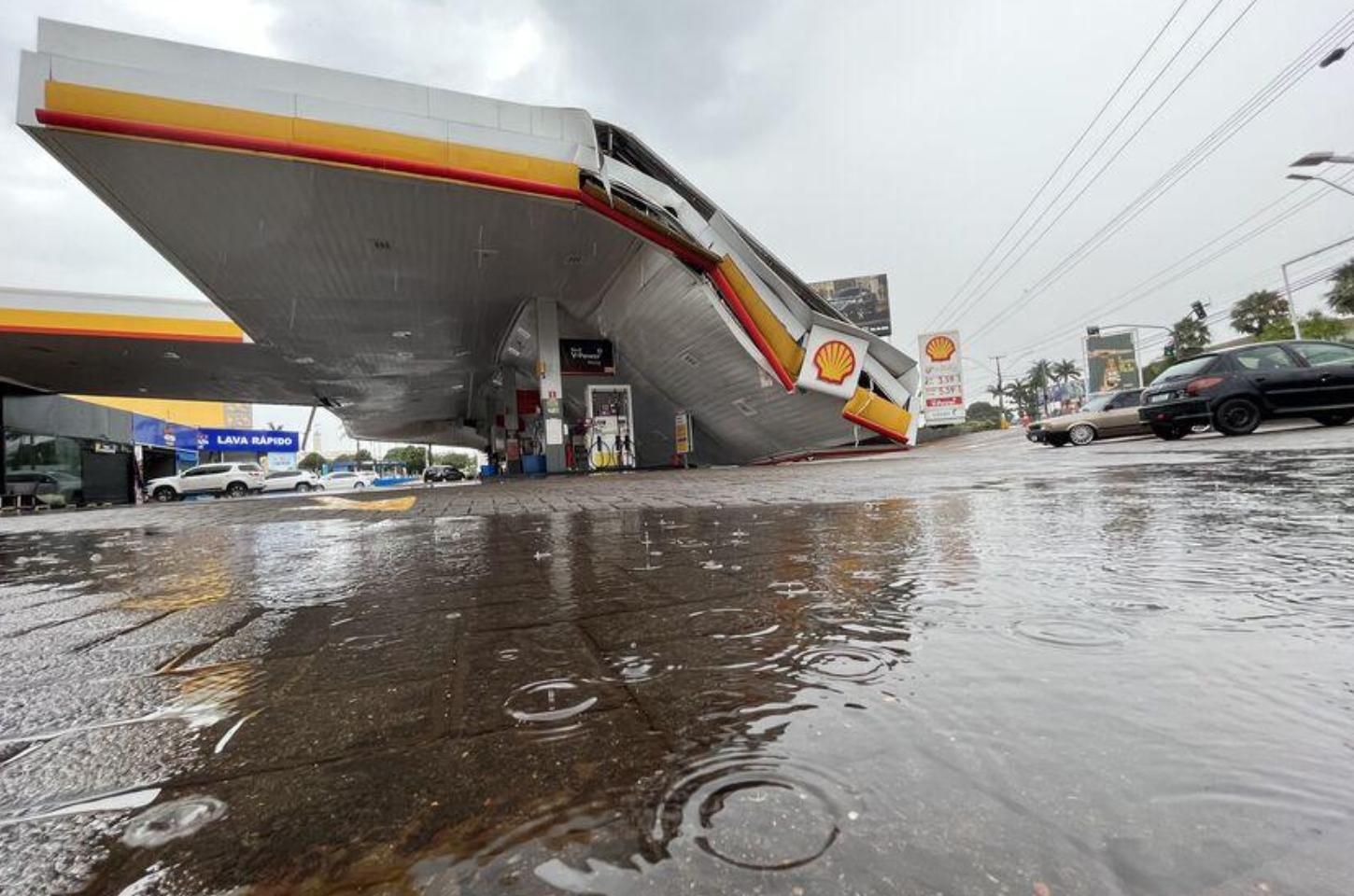 Rajadas de vento danificam cobertura de posto durante temporal em Bom Sucesso
